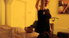 komplexný rituál zahrňuje použitie tibetských misiek, ktoré svojou vibráciou harmonizujú energetické pole tela a duše. Okrem toho využívame rôzne masérske techniky, ktoré sú starostlivo vybrané a aplikované tak, aby podporili uvoľnenie svalového napätia a zlepšili cirkuláciu energie v tele.