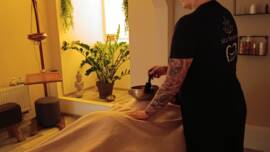 komplexný rituál zahrňuje použitie tibetských misiek, ktoré svojou vibráciou harmonizujú energetické pole tela a duše. Okrem toho využívame rôzne masérske techniky, ktoré sú starostlivo vybrané a aplikované tak, aby podporili uvoľnenie svalového napätia a zlepšili cirkuláciu energie v tele.