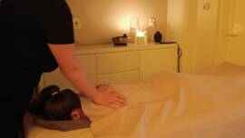 komplexný rituál zahrňuje použitie tibetských misiek, ktoré svojou vibráciou harmonizujú energetické pole tela a duše. Okrem toho využívame rôzne masérske techniky, ktoré sú starostlivo vybrané a aplikované tak, aby podporili uvoľnenie svalového napätia a zlepšili cirkuláciu energie v tele.